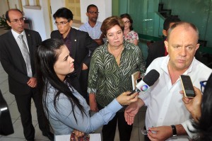 Vice-Governador, Belivaldo Chagas; Secretária Marta Leão e Defensor Público Geral, Jesus Jairo Lacerda conversam com ocupantes 