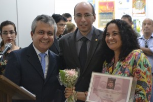 O secretário Élber Batalha, o defensor geral Jesus Jairo Lacerda e uma das homenageadas