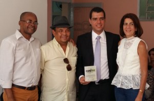 O defensor público, Anderson Amorim, ladeado pela secretária de Estado da Saúde, Conceição Mendonça e representantes do Conselho
